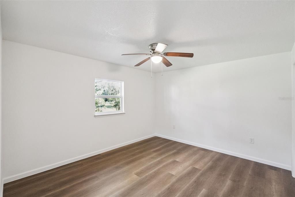 合同活跃: $319,900 (3 贝兹, 1 浴室, 1242 平方英尺)