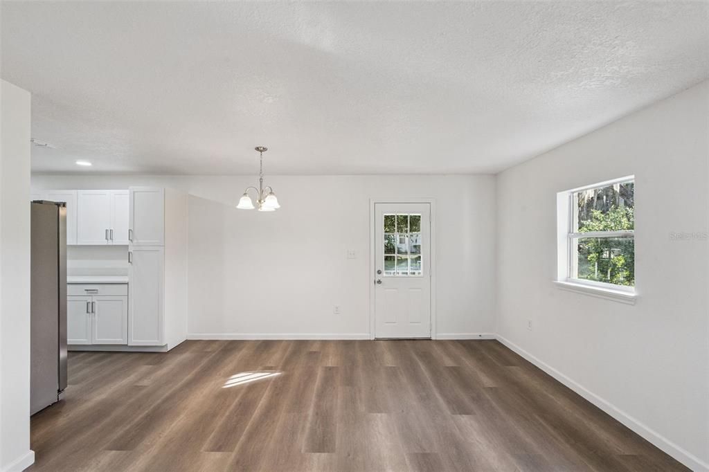 合同活跃: $319,900 (3 贝兹, 1 浴室, 1242 平方英尺)