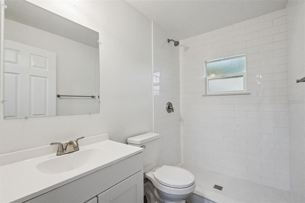 合同活跃: $319,900 (3 贝兹, 1 浴室, 1242 平方英尺)