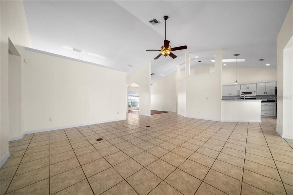 合同活跃: $365,000 (3 贝兹, 2 浴室, 2079 平方英尺)