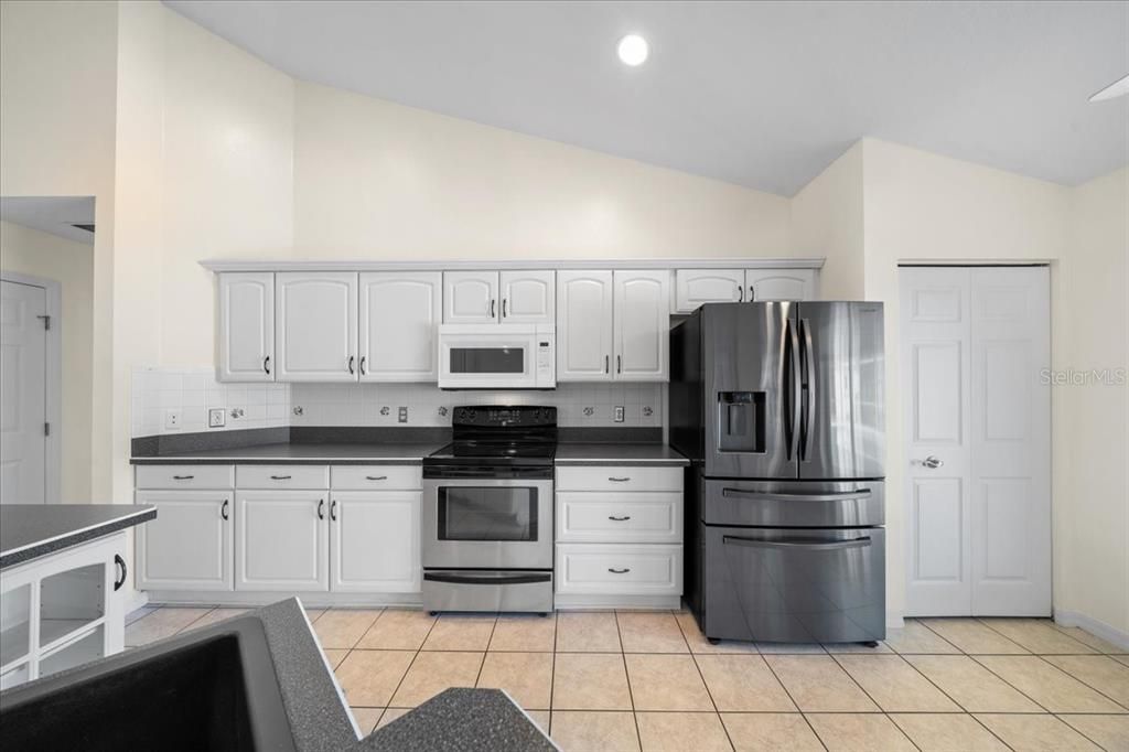 合同活跃: $365,000 (3 贝兹, 2 浴室, 2079 平方英尺)