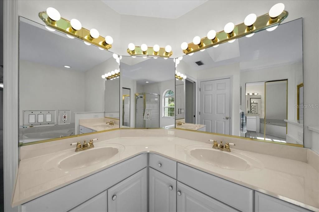 合同活跃: $365,000 (3 贝兹, 2 浴室, 2079 平方英尺)