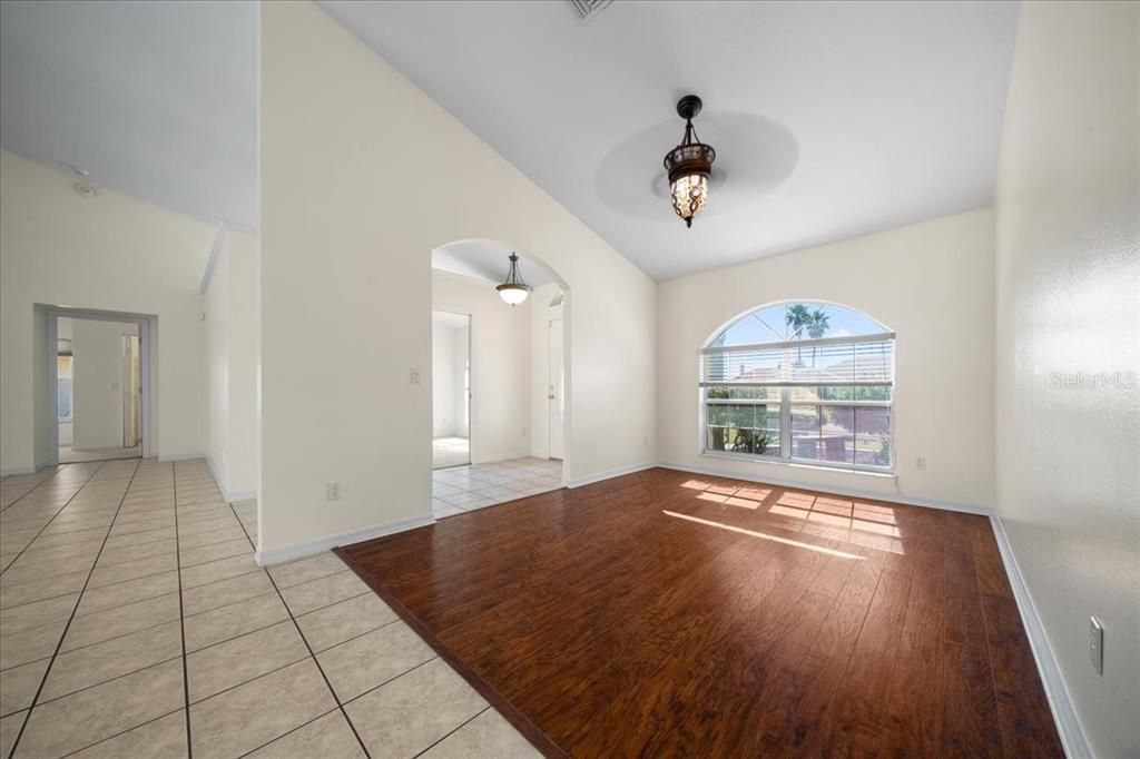 合同活跃: $365,000 (3 贝兹, 2 浴室, 2079 平方英尺)