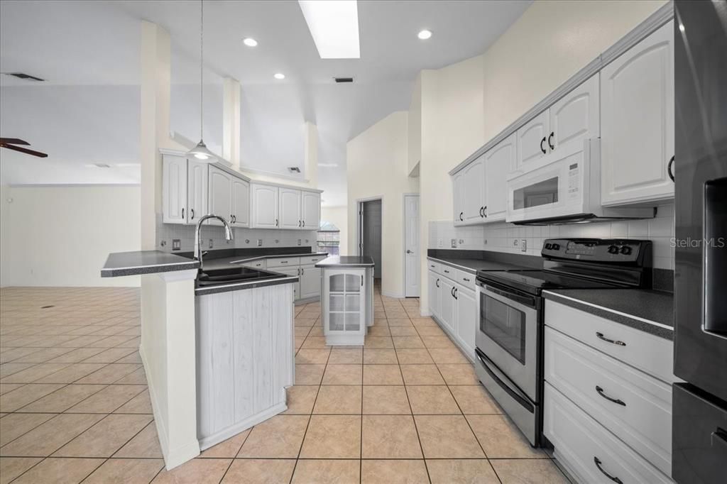 合同活跃: $365,000 (3 贝兹, 2 浴室, 2079 平方英尺)