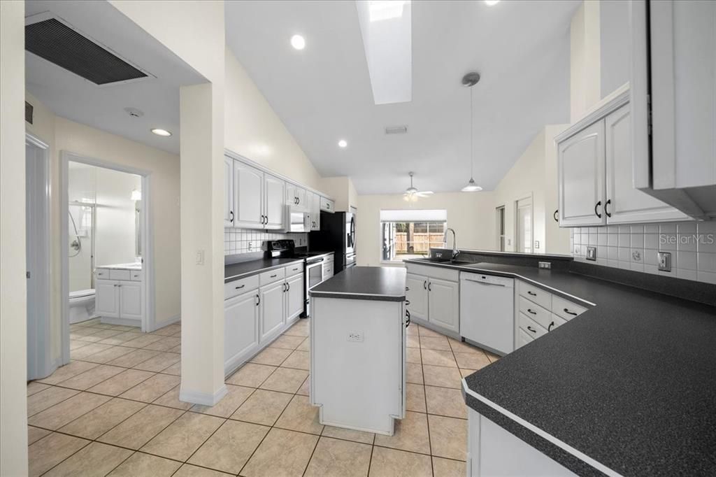 合同活跃: $365,000 (3 贝兹, 2 浴室, 2079 平方英尺)