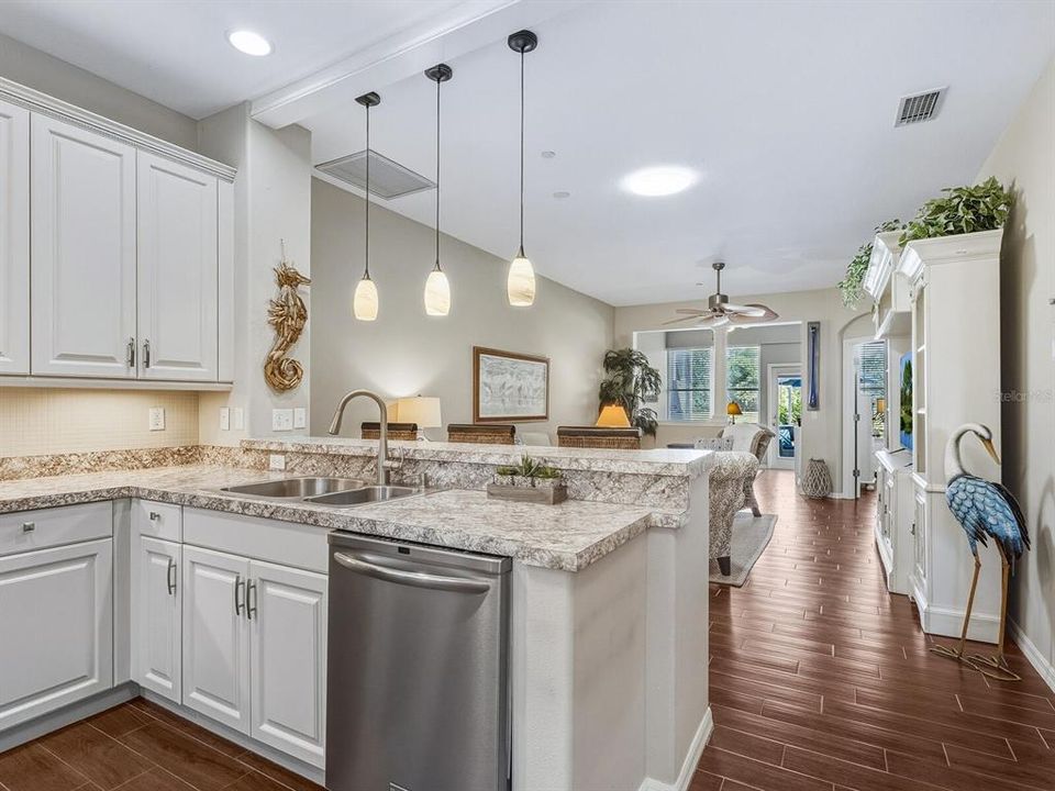 Active With Contract: $319,900 (2 beds, 2 baths, 1265 Square Feet)