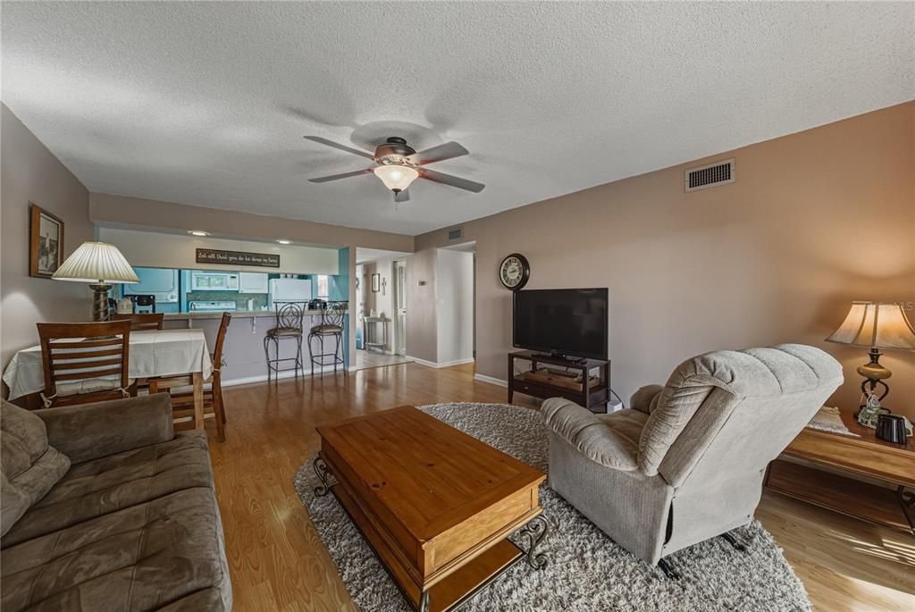 For Sale: $105,000 (2 beds, 2 baths, 954 Square Feet)