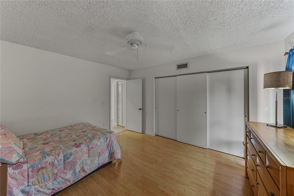 For Sale: $105,000 (2 beds, 2 baths, 954 Square Feet)