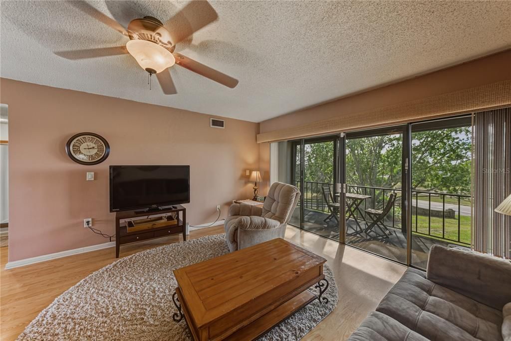 For Sale: $105,000 (2 beds, 2 baths, 954 Square Feet)