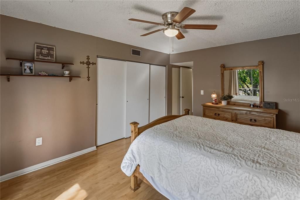 For Sale: $105,000 (2 beds, 2 baths, 954 Square Feet)