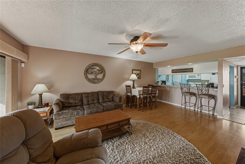 For Sale: $105,000 (2 beds, 2 baths, 954 Square Feet)