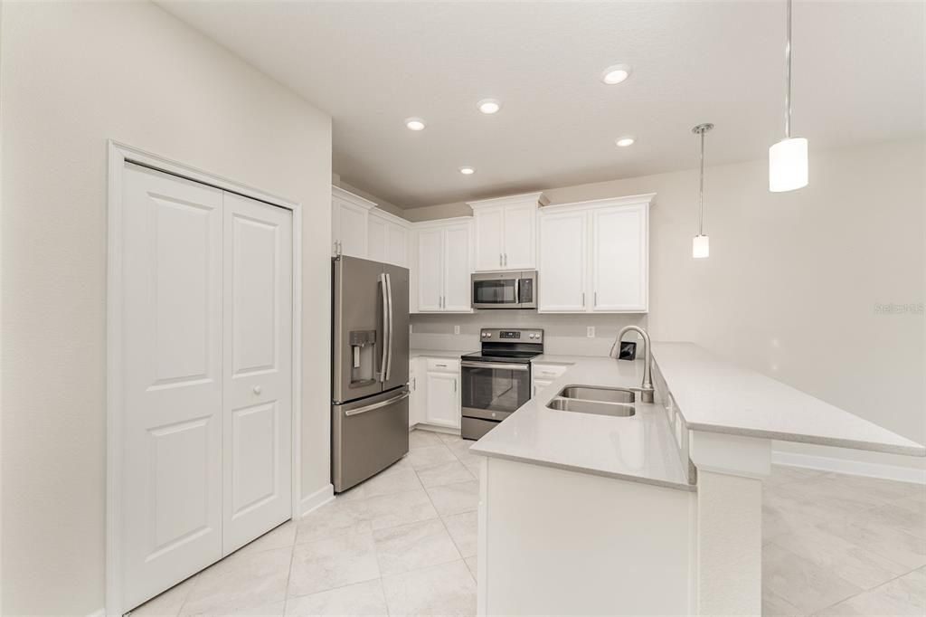 На продажу: $245,000 (2 спален, 2 ванн, 1409 Квадратных фут)