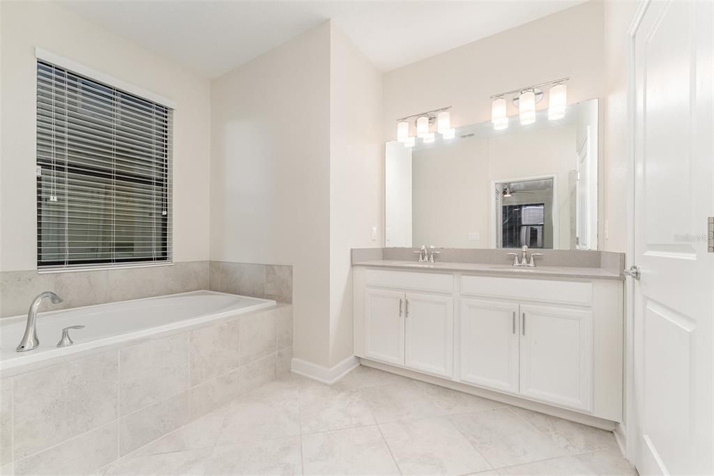 На продажу: $245,000 (2 спален, 2 ванн, 1409 Квадратных фут)