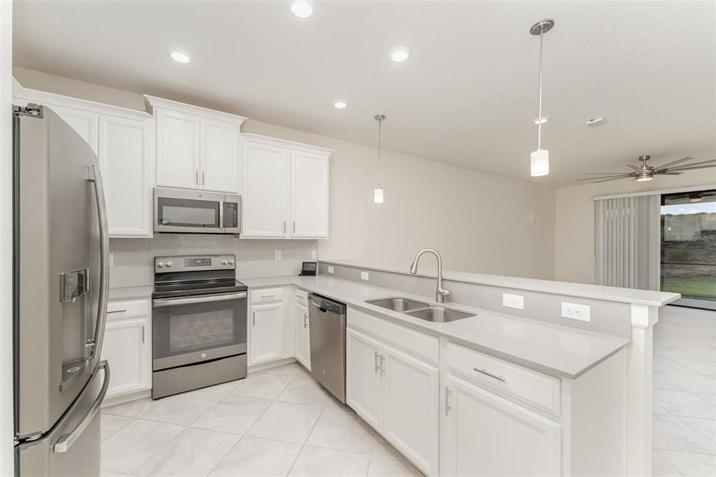 На продажу: $245,000 (2 спален, 2 ванн, 1409 Квадратных фут)