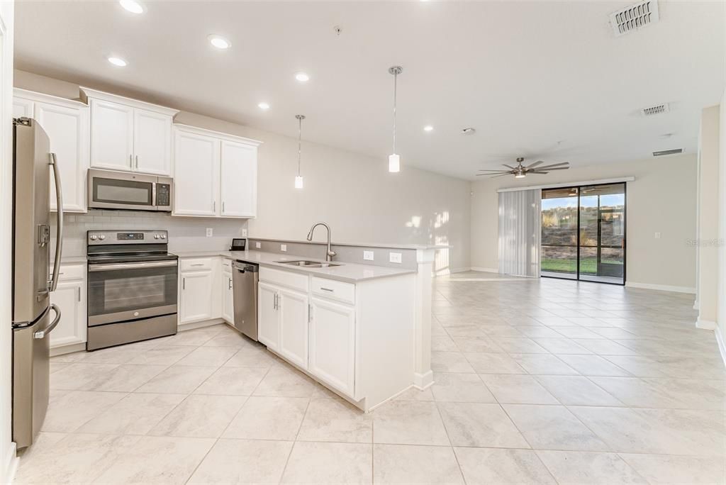 На продажу: $245,000 (2 спален, 2 ванн, 1409 Квадратных фут)