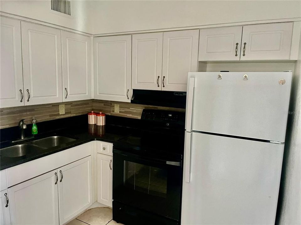 На продажу: $139,999 (2 спален, 2 ванн, 700 Квадратных фут)