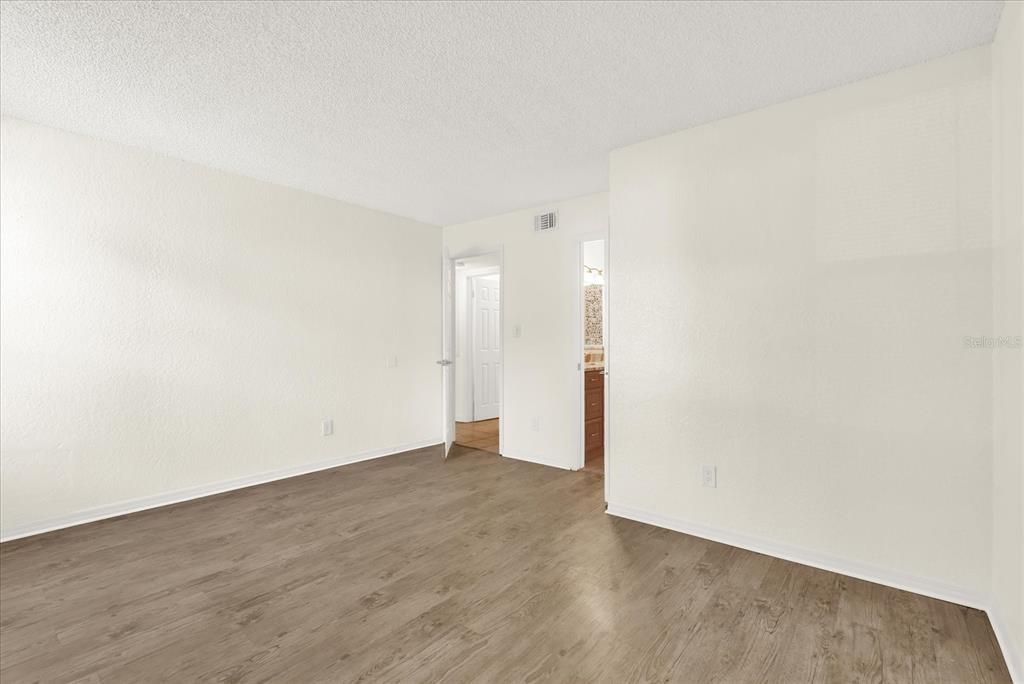 Active With Contract: $185,000 (2 beds, 2 baths, 1018 Square Feet)