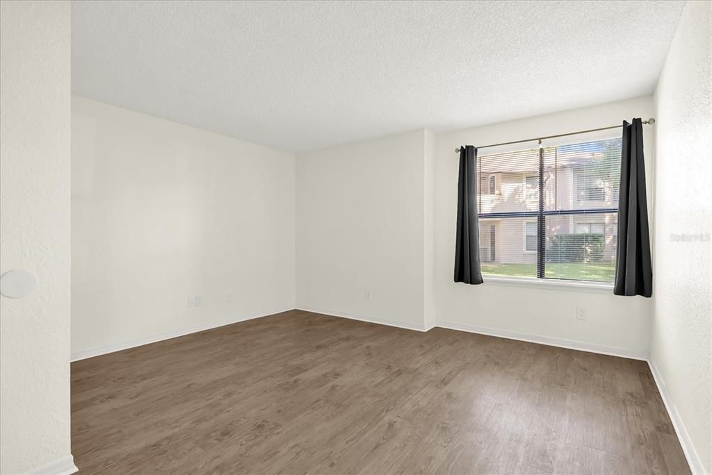 Active With Contract: $185,000 (2 beds, 2 baths, 1018 Square Feet)