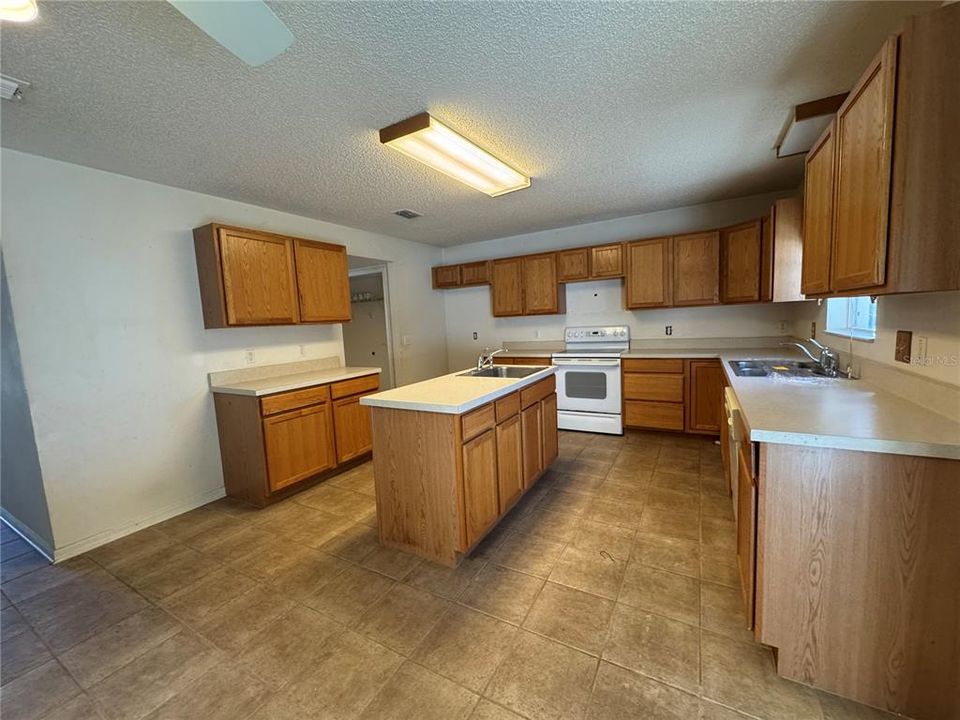 En Venta: $442,000 (4 camas, 3 baños, 3002 Pies cuadrados)