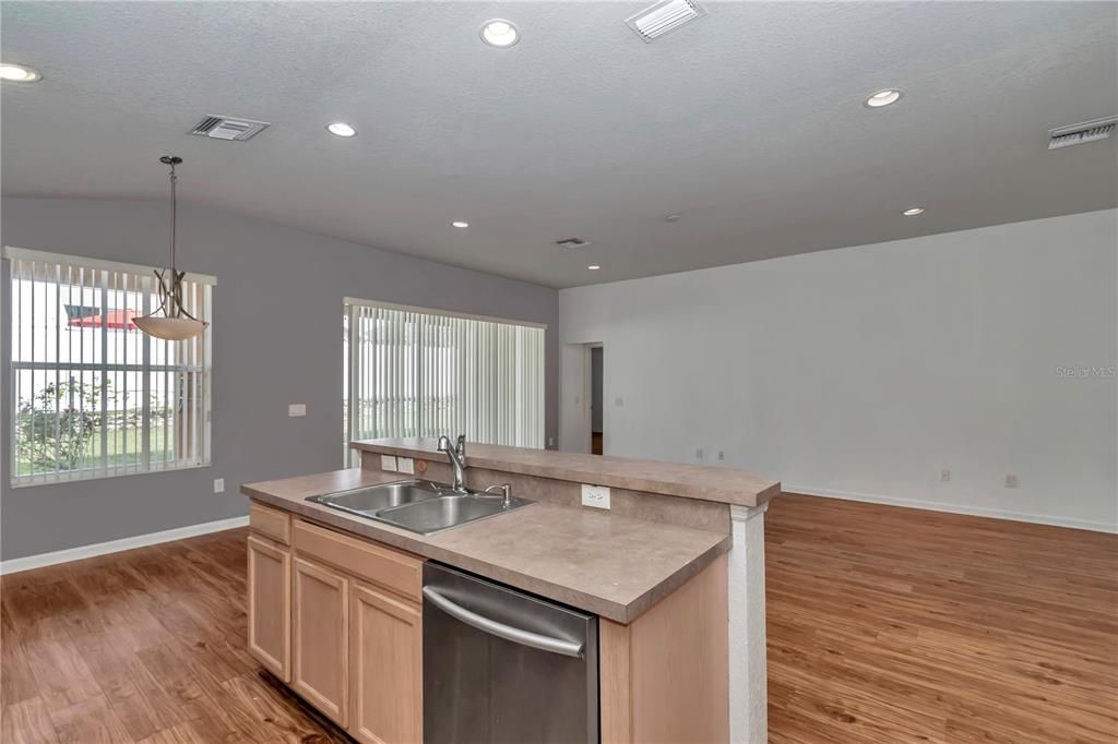 В аренду: $2,300 (4 спален, 2 ванн, 2185 Квадратных фут)