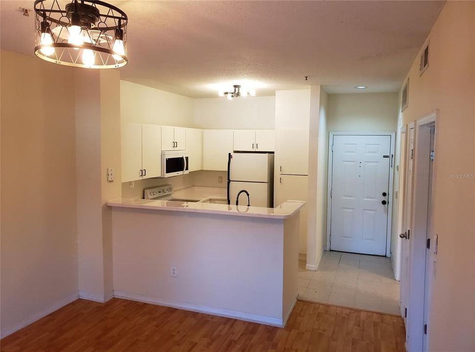 Active With Contract: $1,595 (1 beds, 1 baths, 672 Square Feet)