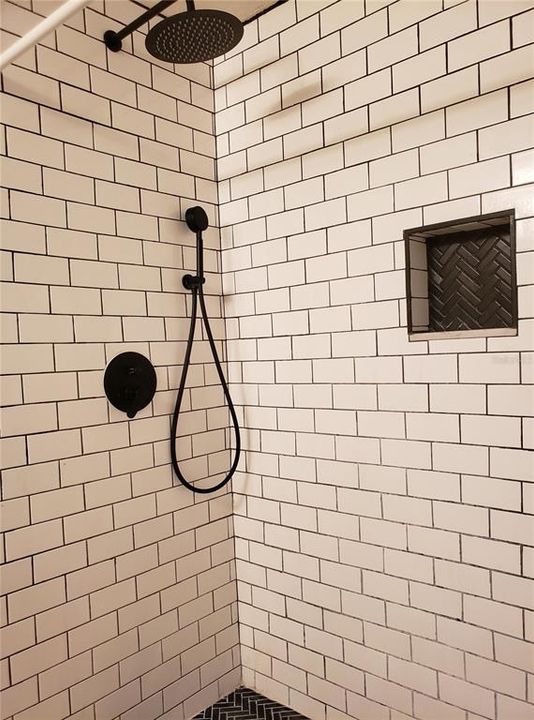 Active With Contract: $1,595 (1 beds, 1 baths, 672 Square Feet)