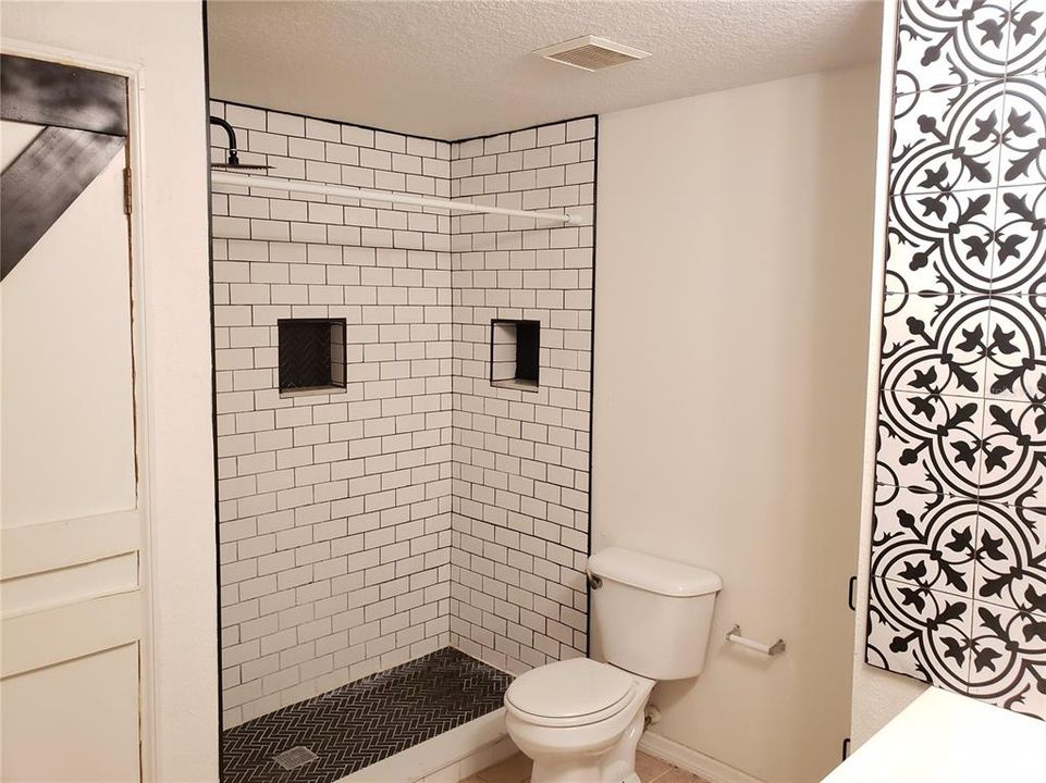 Active With Contract: $1,595 (1 beds, 1 baths, 672 Square Feet)