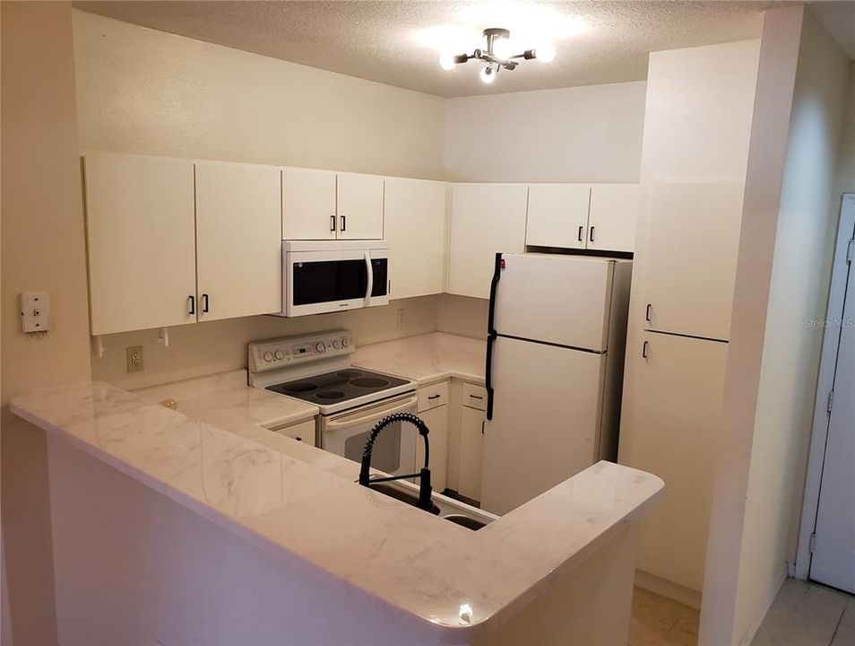 Active With Contract: $1,595 (1 beds, 1 baths, 672 Square Feet)
