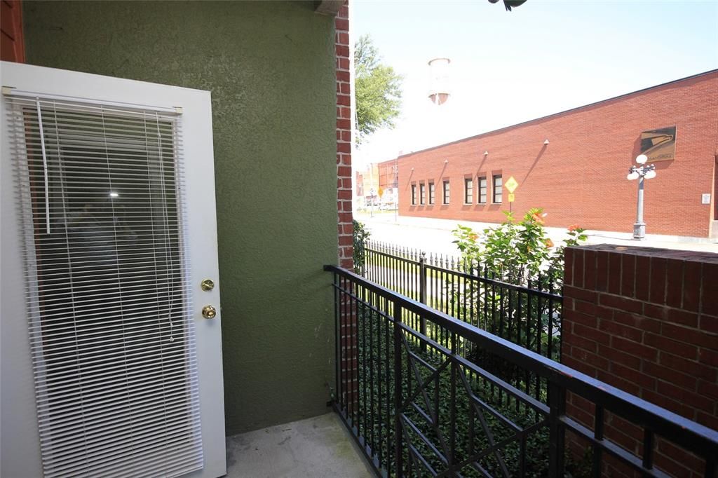 Active With Contract: $1,595 (1 beds, 1 baths, 672 Square Feet)