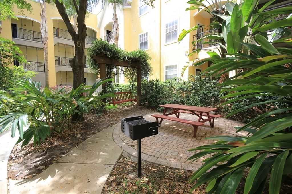 Active With Contract: $1,595 (1 beds, 1 baths, 672 Square Feet)