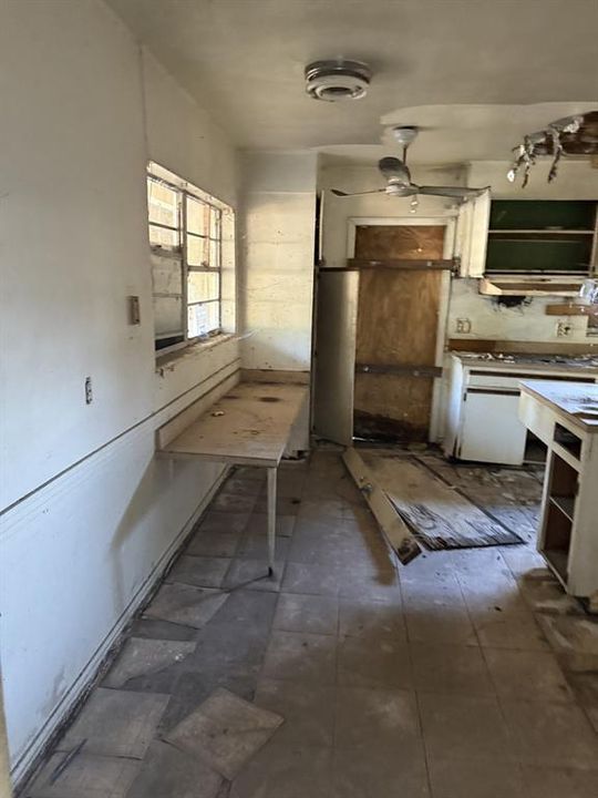 Active With Contract: $169,900 (2 beds, 2 baths, 1128 Square Feet)