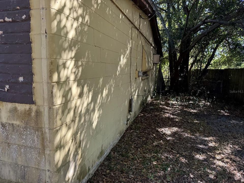 Active With Contract: $169,900 (2 beds, 2 baths, 1128 Square Feet)