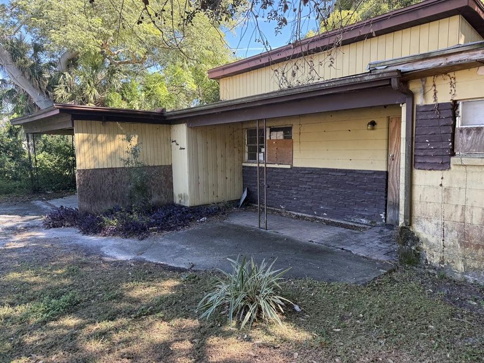 Active With Contract: $169,900 (2 beds, 2 baths, 1128 Square Feet)
