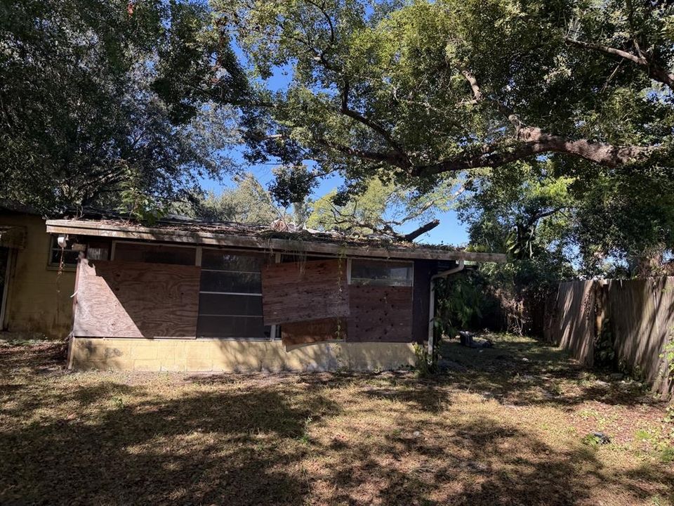 Active With Contract: $169,900 (2 beds, 2 baths, 1128 Square Feet)