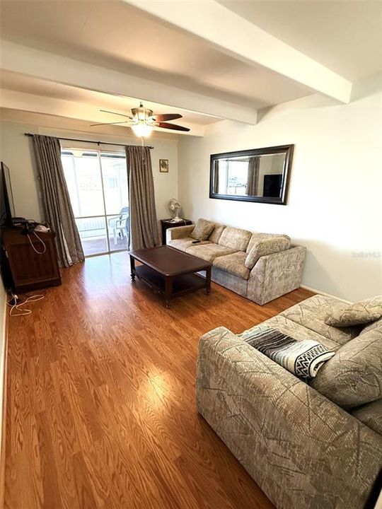 待售: $90,000 (1 贝兹, 1 浴室, 648 平方英尺)