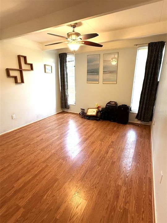 待售: $90,000 (1 贝兹, 1 浴室, 648 平方英尺)