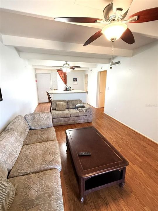 待售: $90,000 (1 贝兹, 1 浴室, 648 平方英尺)