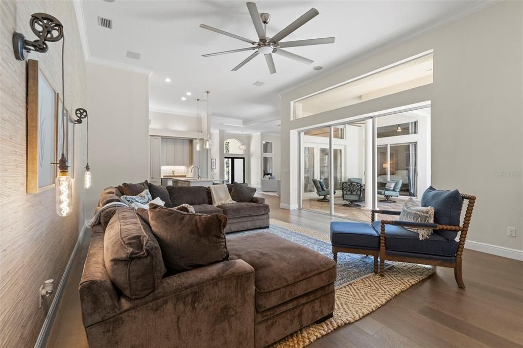 Под контрактом: $925,000 (4 спален, 3 ванн, 3031 Квадратных фут)