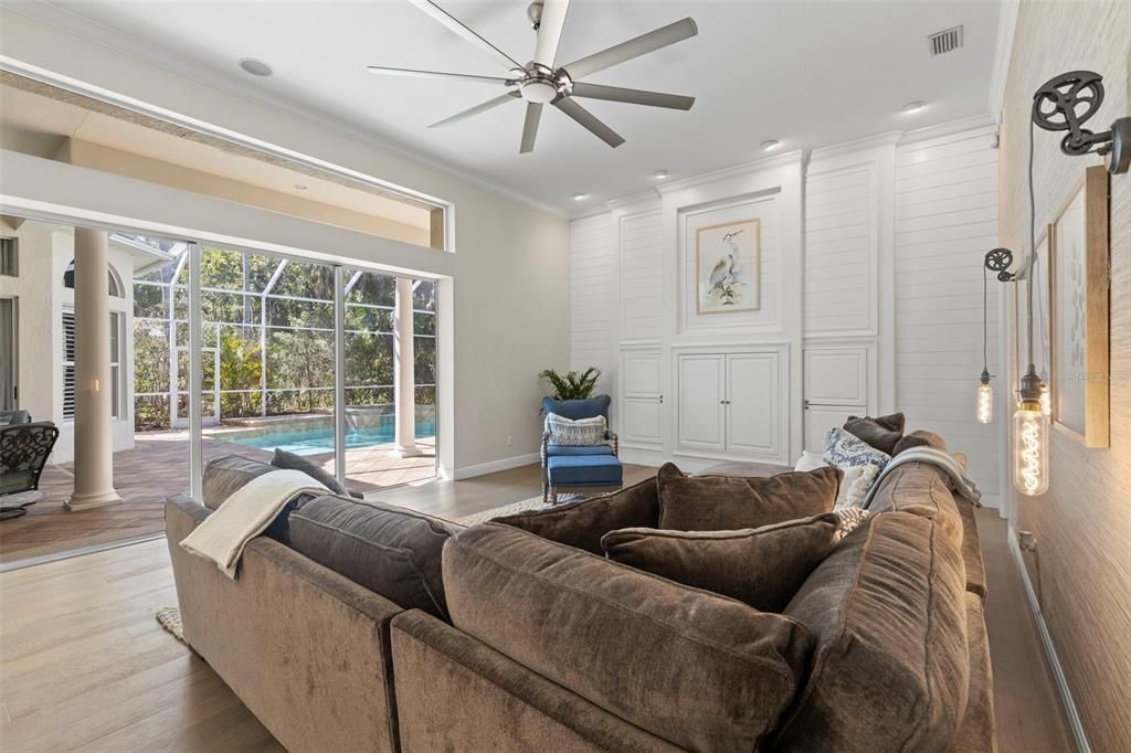 Под контрактом: $925,000 (4 спален, 3 ванн, 3031 Квадратных фут)