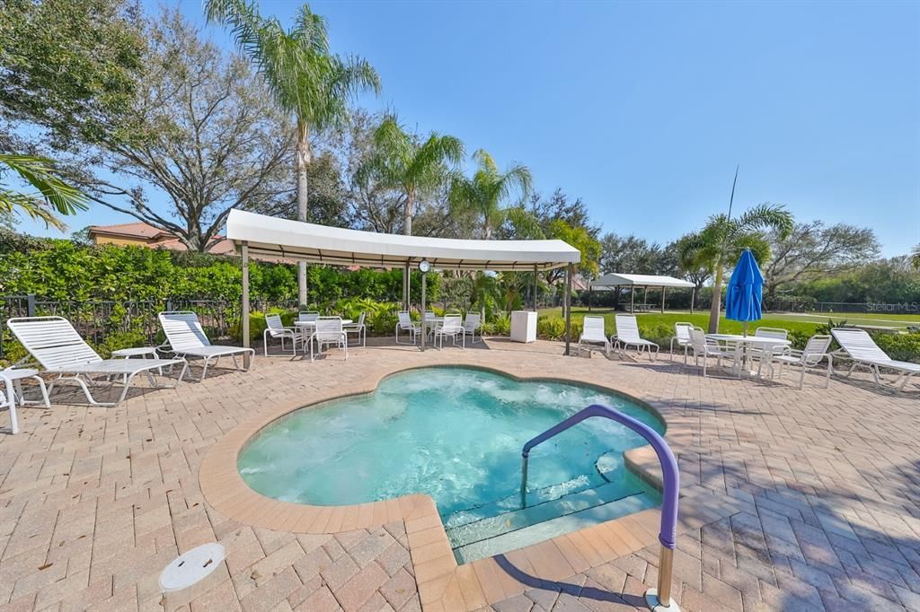 合同活跃: $298,000 (3 贝兹, 2 浴室, 1631 平方英尺)