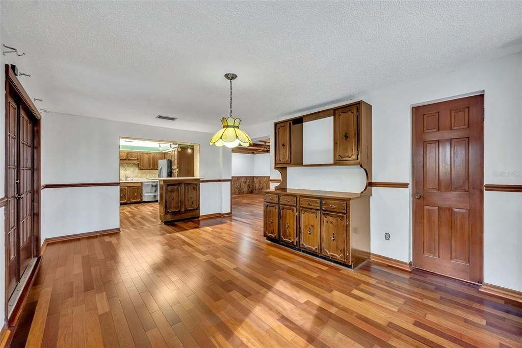 Под контрактом: $2,400 (4 спален, 2 ванн, 2998 Квадратных фут)