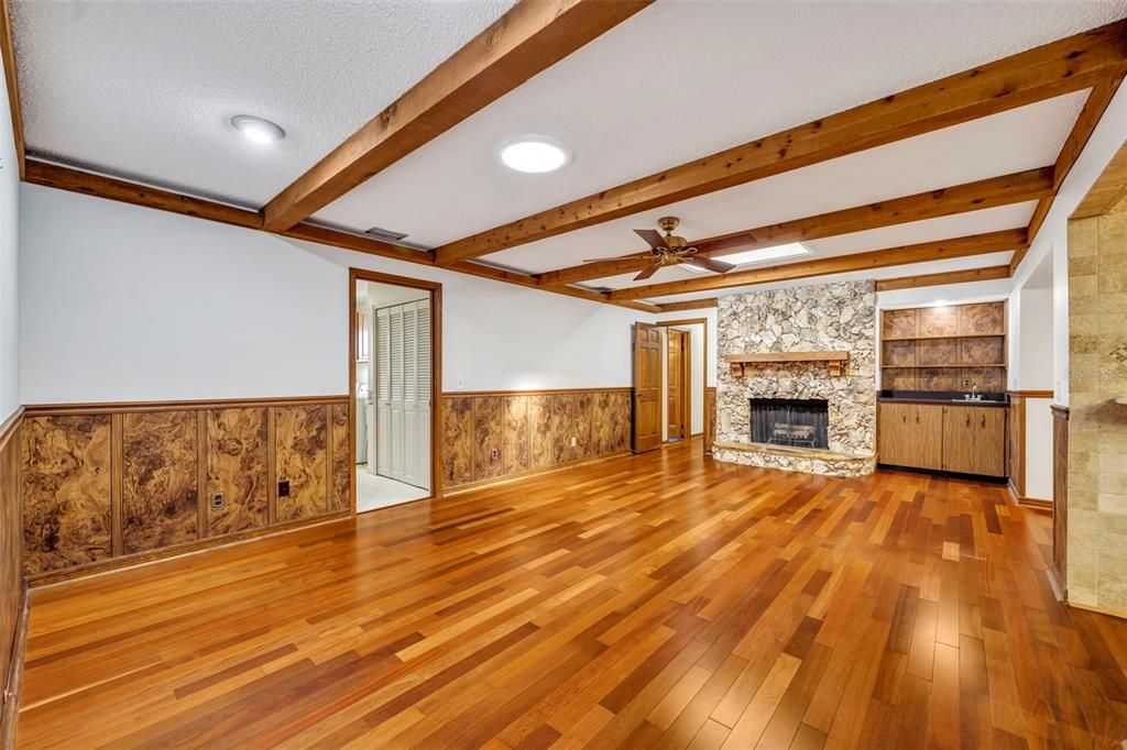 Под контрактом: $2,400 (4 спален, 2 ванн, 2998 Квадратных фут)