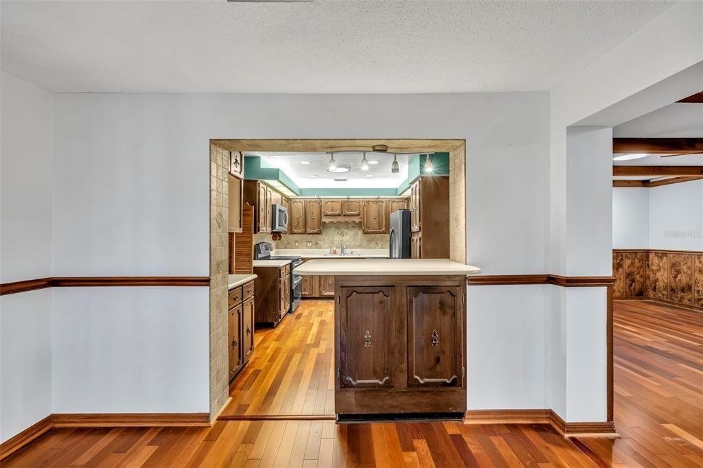 Под контрактом: $2,400 (4 спален, 2 ванн, 2998 Квадратных фут)