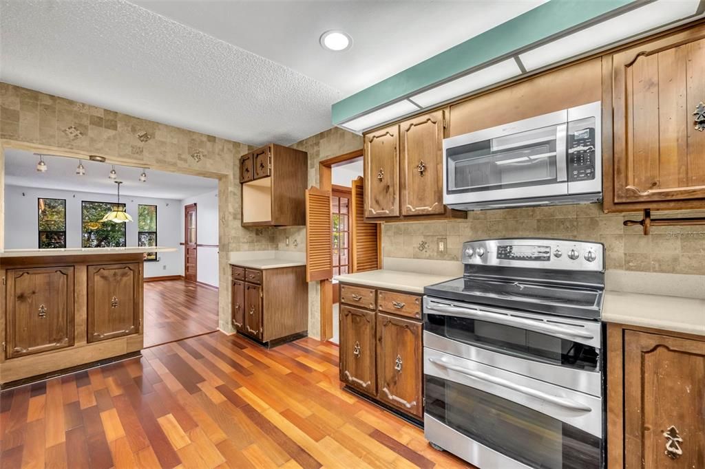 Под контрактом: $2,400 (4 спален, 2 ванн, 2998 Квадратных фут)