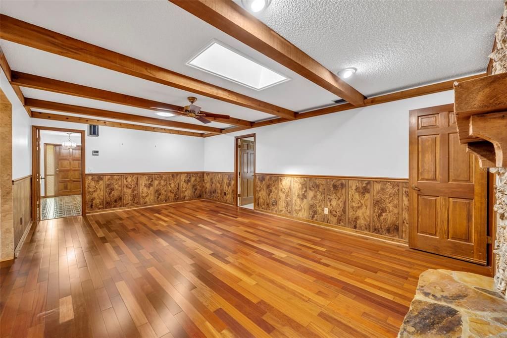 Под контрактом: $2,400 (4 спален, 2 ванн, 2998 Квадратных фут)