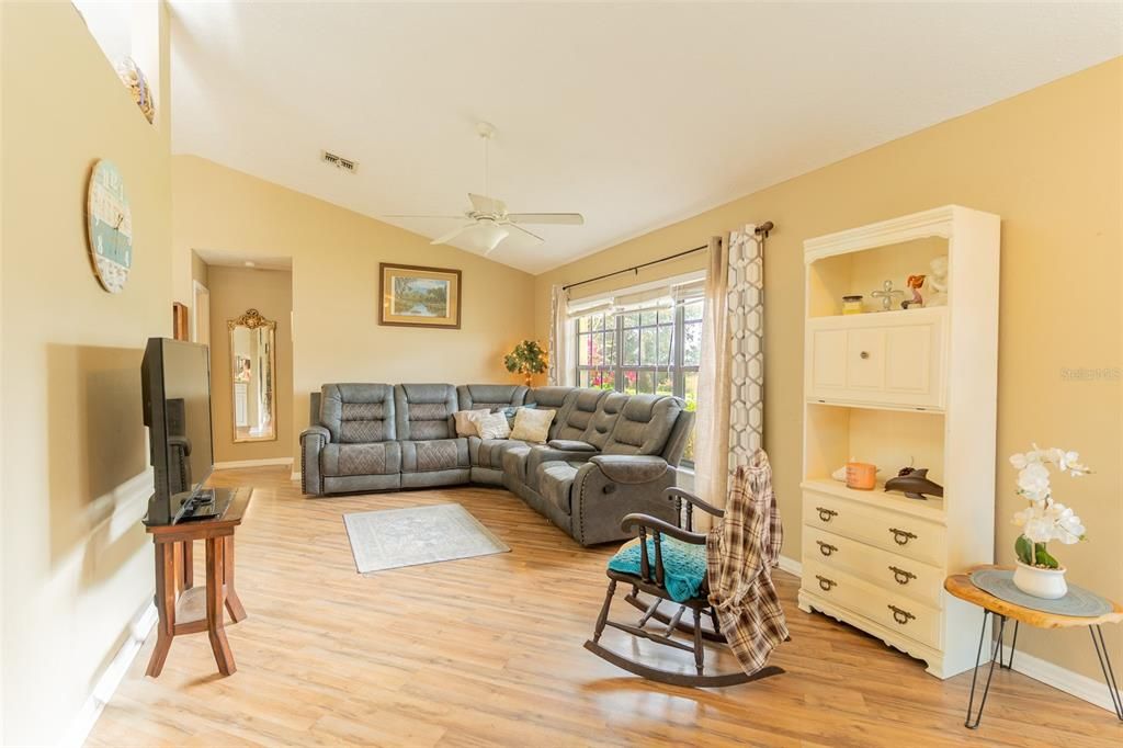 For Sale: $239,990 (2 beds, 2 baths, 1224 Square Feet)