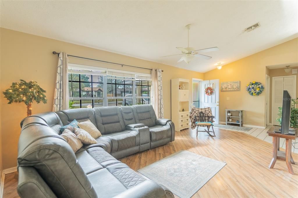 For Sale: $239,990 (2 beds, 2 baths, 1224 Square Feet)