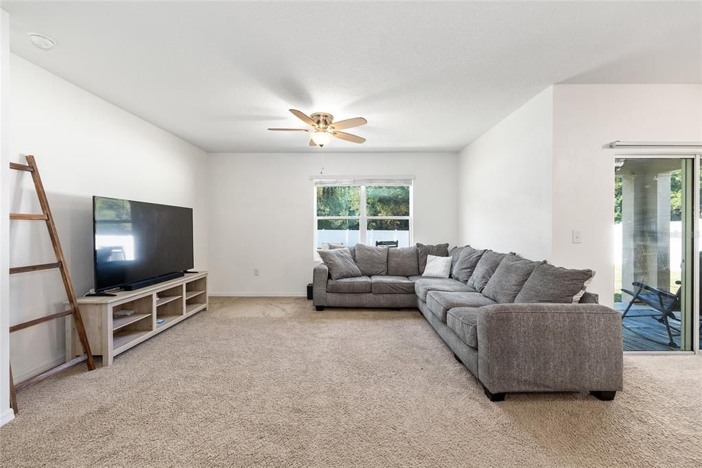 待售: $334,000 (4 贝兹, 2 浴室, 1827 平方英尺)