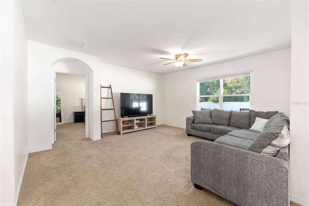 待售: $334,000 (4 贝兹, 2 浴室, 1827 平方英尺)