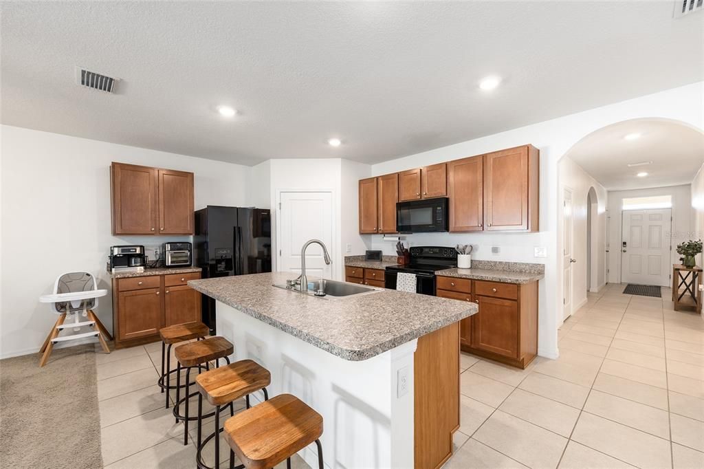 待售: $334,000 (4 贝兹, 2 浴室, 1827 平方英尺)